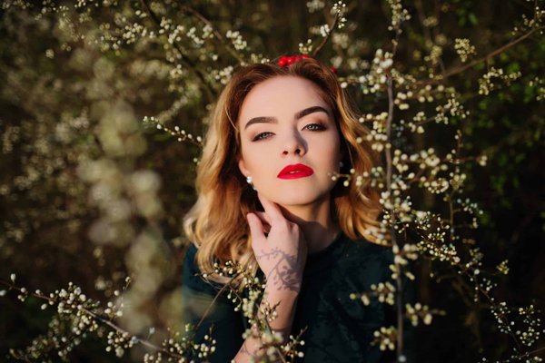 Quelles sont les meilleures manières de porter une robe à col lavallière pour un rendez-vous romantique?